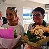 31_Prezes dr Bolesław Pilarek, prof. Beata Deptuła i Ewa Kamionowska, córka prof. Larskiego, wyróżnieni kwiatami
